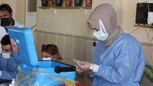 Sağlık çalışanları korona aşısını en ücra köylere kadar ulaştırıyor