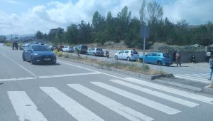 Sınava yetişmek isterken araç çarpan iki genç sınava giremedi