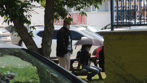 Sınavda olan ablasını dakikalarca kapı önünde bekledi