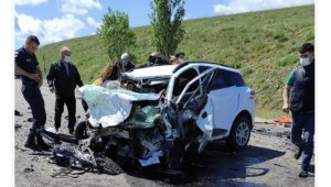 Sivas'ta iki araç kafa kafaya çarpıştı: 9 ölü