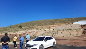 Su borusu patladı, yollar göle döndü