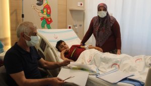 Süt kazanına düşerek yanan çocuk, okuma yazmayı hastanede öğreniyor