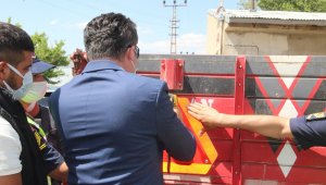 Traktör sürücülerine 'Reflektör Tak, Görünür Ol' sloganıyla reflektör dağıtımı yapıldı