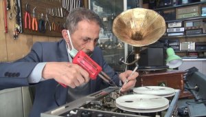 Yarım asırlık plakçalar ve gramofonları tamir ederek ilk günkü haline getiriyor