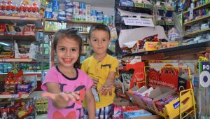 25 yıllık bakkal 'askıda bozuk para' kampanyasıyla çocukları sevindiriyor