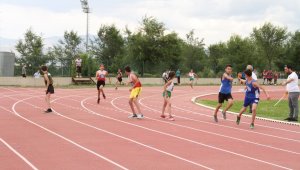 Bayrak yarışları nefes kesti