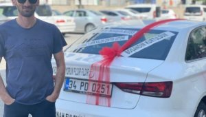 Boşandıktan sonra süslediği araçla tura çıktı, halay çekip kutlama yaptı