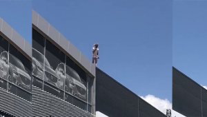 Çatıya çıkan şahsı polis son anda yakaladı