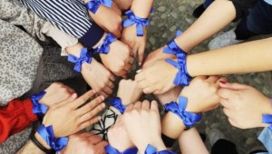 'Çocuklar için mavi kurdele tak'