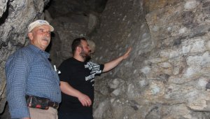 Derdi olan eline taş alıp bu kayaya koşuyor