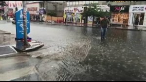 Erzurum, aniden bastıran yağmurla sele teslim oldu