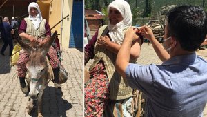 Eşeğin sırtında aşılandı