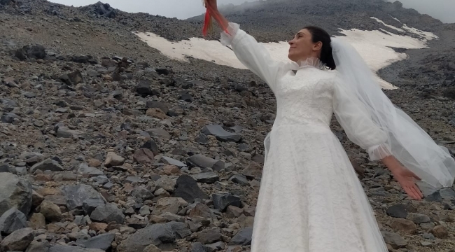 Gelinlik giyip Türkiye'nin çatısı Ağrı Dağı ile evlendi