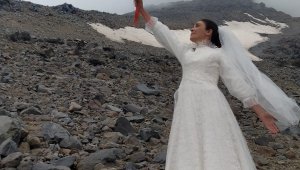 Gelinlik giyip Türkiye'nin çatısı Ağrı Dağı ile evlendi