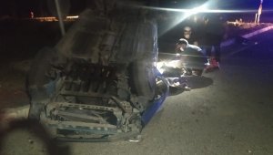 Horasan'da otomobil refüje çarparak ters döndü: 2 ölü, 2 yaralı