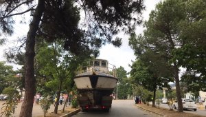 Kamyonun üzerinde taşınan tekne viyadüğe takıldı