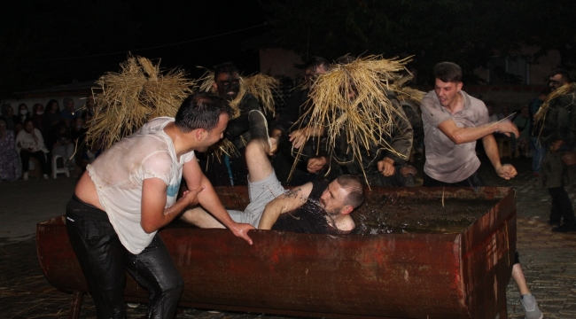 Köyde bahşişi veren ıslanmaktan kurtuluyor