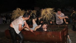 Köyde bahşişi veren ıslanmaktan kurtuluyor