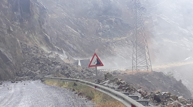 Oltu Artvin yolu heyelan sonucu kapandı