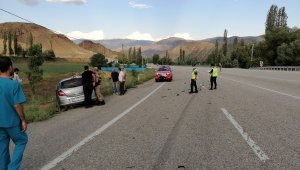 Oltu'da iki otomobil kafa kafaya çarpıştı: 9 yaralı