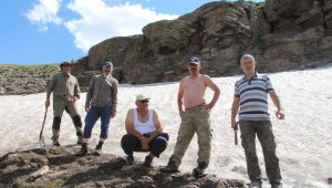 Oltulu doğa severlerin Temmuz ayında kar keyfi