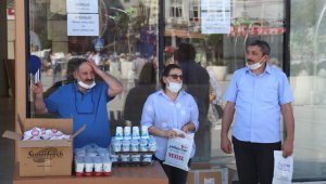 Profesör kazandığı tazminat davasıyla Rize'de ekmek arası döner dağıttırdı