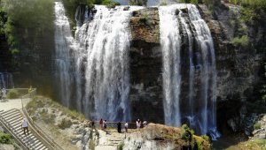 Tortum Şelalesine bayramda ziyaretçi akını