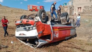 Yakıt ikmal tankı şarampole yuvarlandı: 1 ölü, 1 yaralı