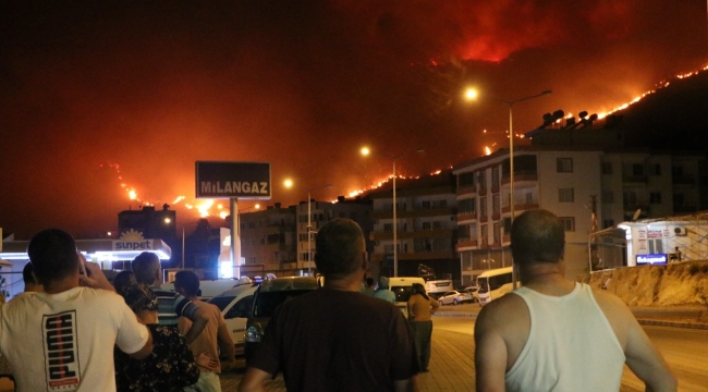 Yangından kaçan vatandaşlar belediye önünde toplandı