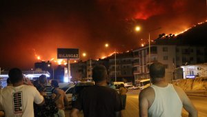 Yangından kaçan vatandaşlar belediye önünde toplandı