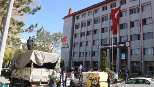 Adliye önünde bıçakla yüzünü parçalayıp, benzinle aracını yakmaya kalkıştı