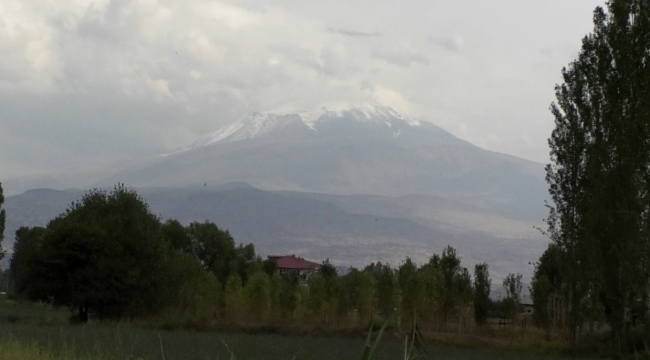 Ağrı Dağı'na kar yağdı