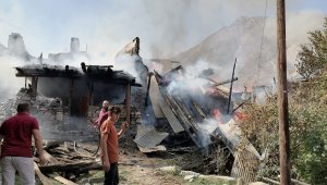 Erzurum'da 6 ev yanarak kül oldu