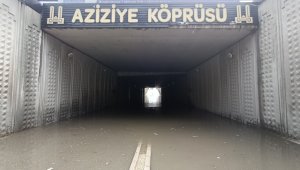 Erzurum'da sağanak yağış sonrası cadde ve sokaklar göle döndü