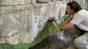 Görenler şok oldu... 2 bin yıllık lahitten 150 yıldır su akıyor