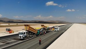 Gümüşhane-Bayburt Havaalanında pistin asfaltlama işlemine başlandı
