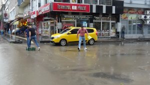 Kars'ta caddeler gölete döndü