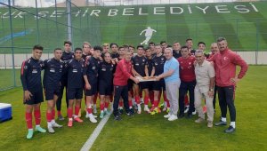  Milli sporculara tatlı ikramı