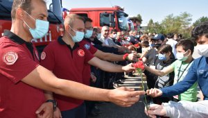 Öğrencilerden yangın kahramanlarına karanfil