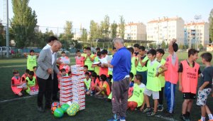 Öğrencilere spor kıyafetleri dağıttılar