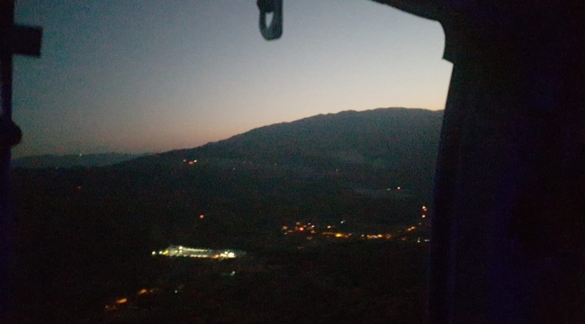 Orman yangınına gece görüşlü helikopter müdahale ediyor