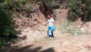 Orman'daki cam şişeler tek tek toplanıyor