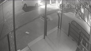 Plakasını cerrahi maskeyle kapattı, trafik polisini kaskla yaraladı