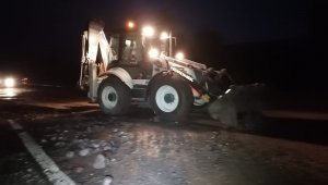 Sağanak yağış sele neden oldu, karayolu ulaşıma kapandı