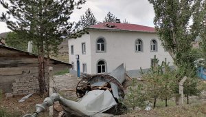 Şiddetli fırtına 30 senelik caminin minaresini yıktı