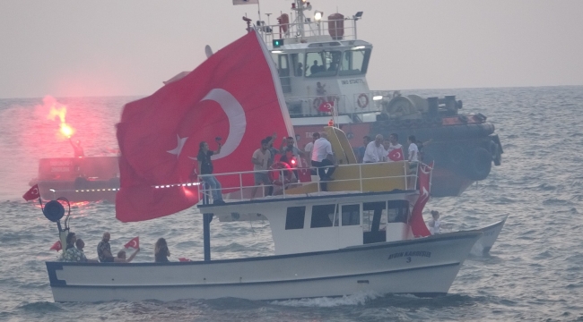 Türk bayrakları ile donatılan teknelerden "Saygı Gezisi"