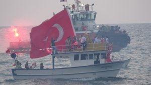 Türk bayrakları ile donatılan teknelerden "Saygı Gezisi"