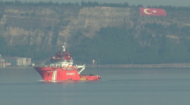 Türkiye'nin ilk acil kurtarma gemisi 'Nene Hatun' Çanakkale Boğazı'ndan geçti