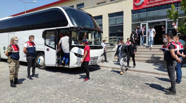 Türkiye'ye kaçak girenler sınır dışı ediliyor