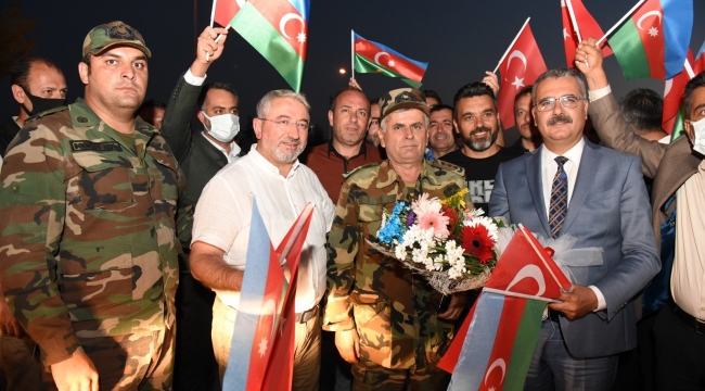 Türkiye'ye yardıma gelen Azerbaycanlı ekibe sevgi seli